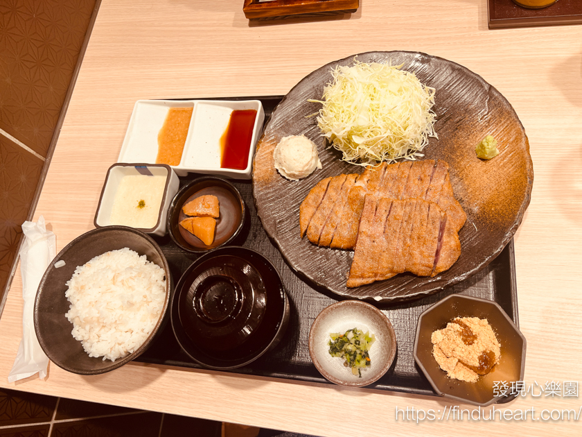 東京新宿美食：超好吃炸牛排牛かつもと村新宿本店，Google評價有4.9的高分