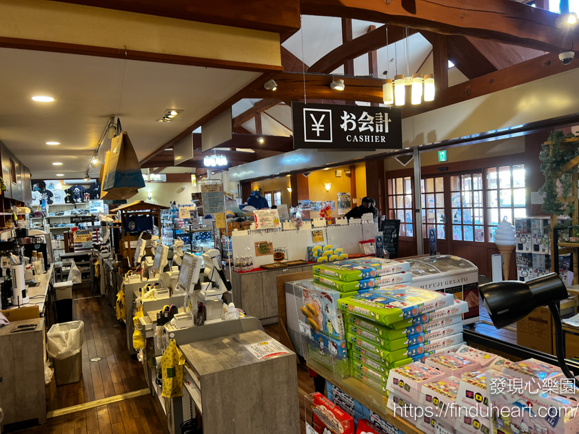 河口湖站必買打卡美食!超吸睛「富士山熔岩炸雞」黑嚕嚕外表好吃又好拍 河口湖站必買打卡美食!超吸睛「富士山熔岩炸雞」黑嚕嚕外表好吃又好拍