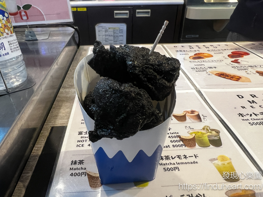 河口湖站必買打卡美食!超吸睛「富士山熔岩炸雞」黑嚕嚕外表好吃又好拍 河口湖站必買打卡美食!超吸睛「富士山熔岩炸雞」黑嚕嚕外表好吃又好拍