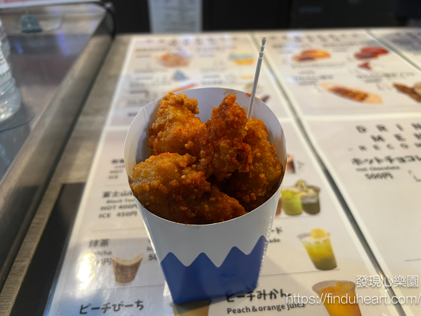 河口湖站必買打卡美食!超吸睛「富士山熔岩炸雞」黑嚕嚕外表好吃又好拍 河口湖站必買打卡美食!超吸睛「富士山熔岩炸雞」黑嚕嚕外表好吃又好拍