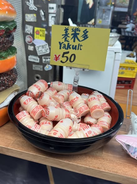 大阪黑門市場「養樂多事件」神展開!滿滿美食還是觀光客陷阱?買東西前記得多看一眼! 大阪黑門市場「養樂多事件」神展開!滿滿美食還是觀光客陷阱?買東西前記得多看一眼!