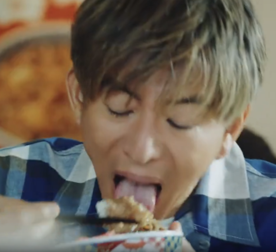 838萬次查看!木村拓哉拍廣告被炎上?聊聊日本人的餐桌大禁忌:什麼是「迎舌」與「蛙化現象」? 838萬次查看!木村拓哉拍廣告被炎上?聊聊日本人的餐桌大禁忌:什麼是「迎舌」與「蛙化現象」?