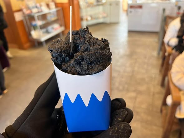 河口湖站必買打卡美食!超吸睛「富士山熔岩炸雞」黑嚕嚕外表好吃又好拍 河口湖站必買打卡美食!超吸睛「富士山熔岩炸雞」黑嚕嚕外表好吃又好拍